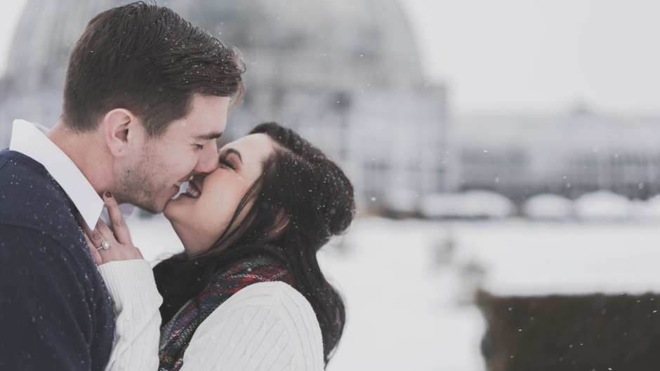 Kiss in Snow. 12.12.2022 Астролог. Любовь год ройстя.